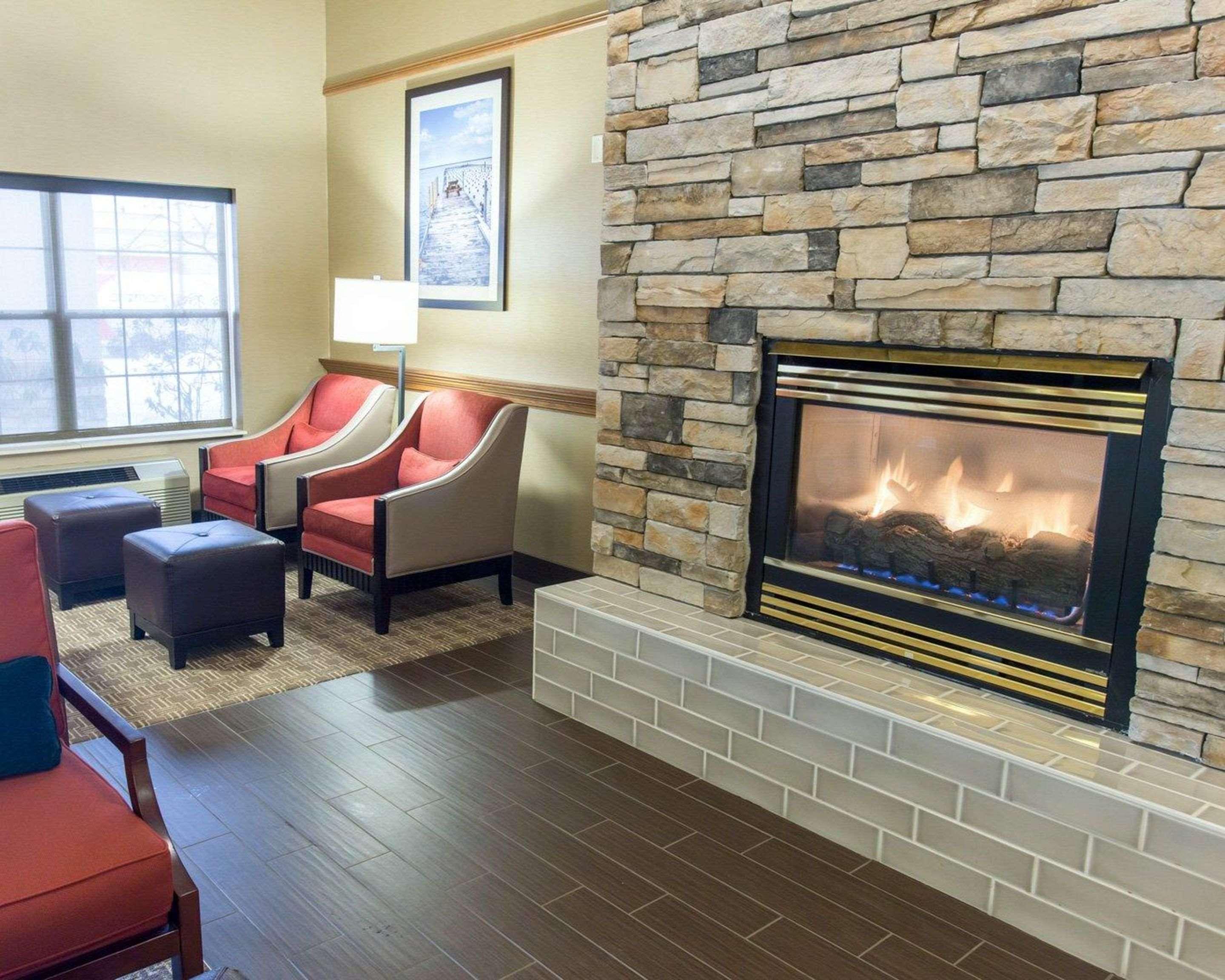 Comfort Suites Marquette Exterior photo