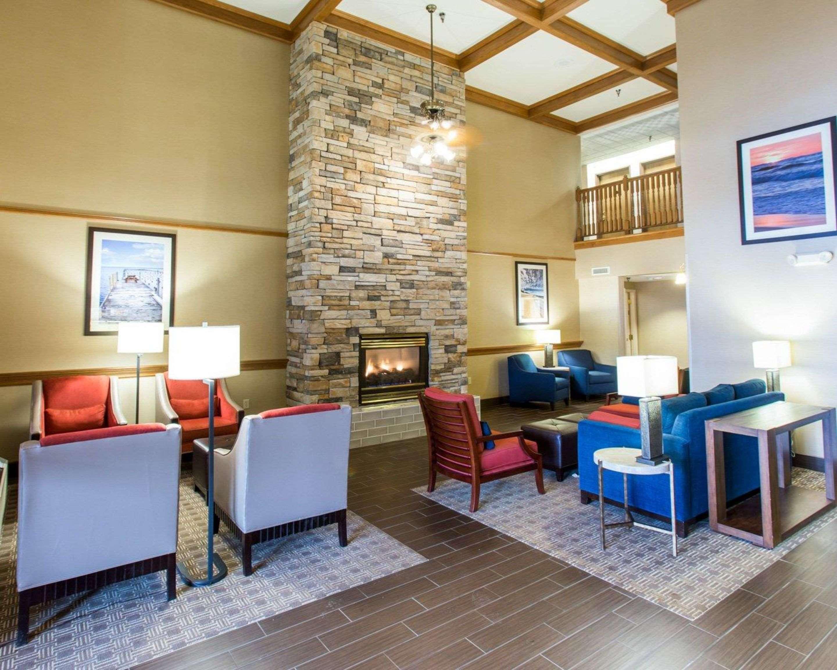 Comfort Suites Marquette Exterior photo